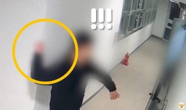 이웃을 흉기로 위협하는 남성이 찍힌 CCTV 영상ⓒ경찰청 유튜브