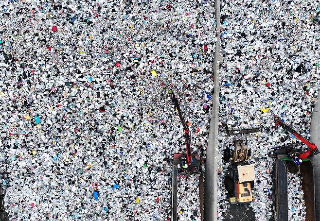 지구의 날인 22일 경기도 수원시자원순환센터에 플라스틱 재활용 쓰레기가 가득 쌓여 있다. 연합뉴스