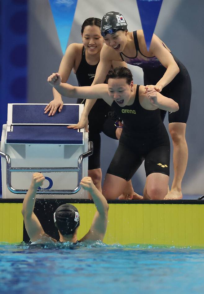 김서영(오른쪽)이 지난해 9월29일 중국 항저우 올림픽스포츠센터에서 열린 2022 항저우아시안게임 수영 여자 혼게영 400m 결승에서 이은지, 고하루, 허연경과 은메달을 합작한 뒤 기뻐하고 있다. 항저우/연합뉴스