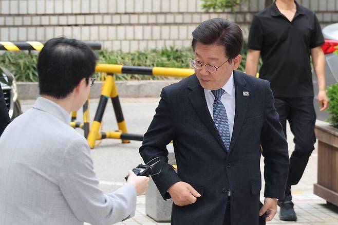 이재명 더불어민주당 대표가 지지자들에게 가볍게 목례하고 있다. 김혜윤 기자