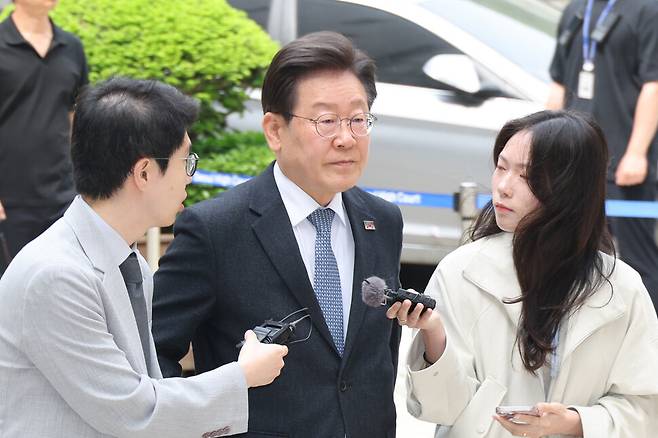 이재명 대표가 기자들의 질문에 답하지 않고 서울중앙지방법원으로 향하고 있다. 김혜윤 기자