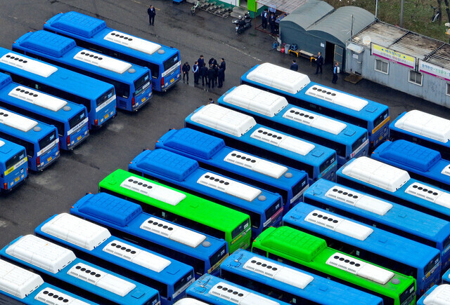 서울 시내버스 총파업이 시작된 지난달 28일 서울의 한 공영 차고지 주차된 버스들 사이로 기사들이 모여 이야기를 나누고 있다. 연합뉴스
