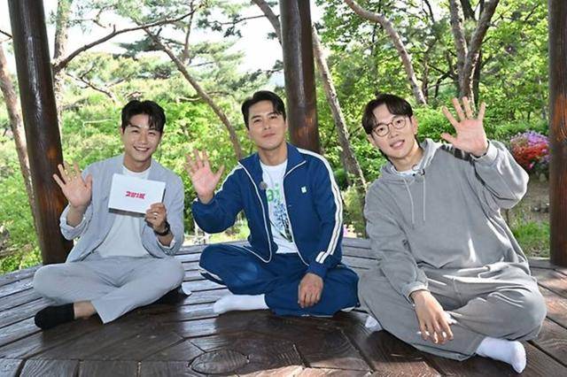 30일 KBS2 새 예능 '2장1절' 온라인 제작발표회가 진행됐다. 행사에는 장성규 장민호와 정아영 PD가 참석했다. '2장1절'은 장민호와 장성규가 동네 이웃을 만나 펼치는 유쾌한 길거리 노래 토크쇼다. KBS 제공