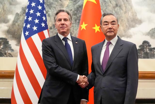 토니 블링컨(왼쪽) 미국 국무장관이 26일 중국 베이징의 댜오위타이 국빈관에서 왕이 중국 외교부장을 만나 악수하고 있다.베이징=AP 뉴시스