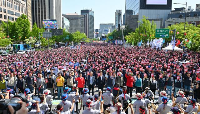지난해 5월 1일 서울 중구 동화면세점 앞에서 민주노총이 세계노동절대회를 열어 구호를 외치고 있다. 최주연 기자