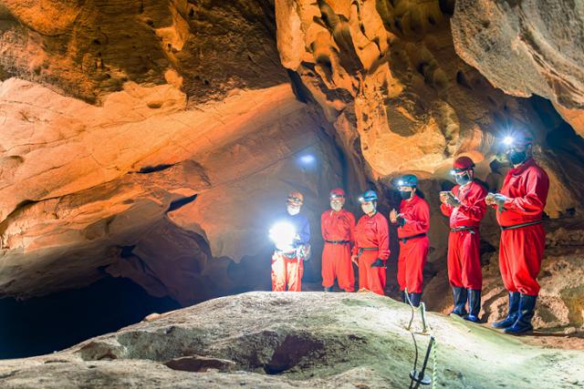 평창 백룡동굴에는 조명시설이 따로 없다. 탐험객들도 진행요원의 지시가 있을 때만 랜턴을 켤 수 있다.