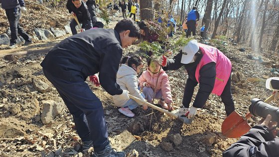 지난 3월 달서구 와룡산에서 이태훈 달서구청장이 주민들과 나무를 심고 있다. [사진 달서구]