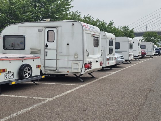 경인아라뱃길의 한 노상주차장에 주차된 캠핑차량들. 최모란 기자