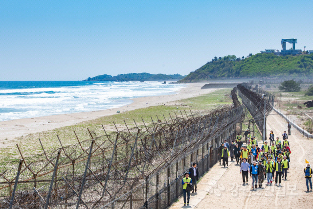 ▲ 고성 DMZ 평화의 길 해안 철책을 따라 걷는 모습.[강원도민일보 자료사진]