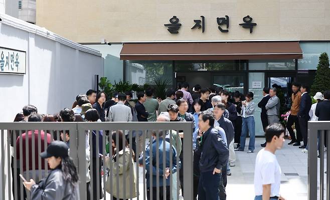 23일 2년 만에 영업을 재개한 서울 종로구 을지면옥에서 시민들이 식사를 위해 줄을 서 있다. /사진=연합뉴스