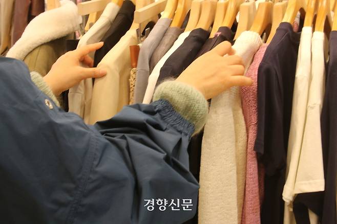 지난 3월26일 서울 동대문 인근 한 의류상가에서 A씨(54)가 가게에 진열된 옷들을 살피고 있다. 조해람 기자