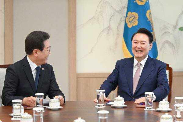 윤석열 대통령과 더불어민주당 이재명 대표가 29일 용산 대통령실에서 영수회담을 하고 있다. 대통령실 제공