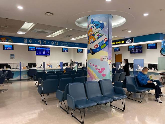 Only a handful of patients wait in line at the Seoul National University Hospital’s Children’s Hospital on Tuesday morning. (Park Jun-hee/The Korea Herald)