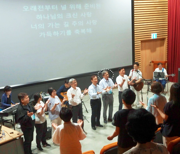 권오식(원 안) 보국에너텍 부회장은 하나님께서 그에게 맡긴 청지기 역할을 감당하겠다고 고백한다. 그가 지난해 인천 강화의 한 교회에서 봉사팀으로 예배드리는 모습.