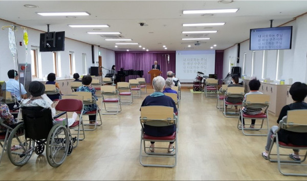 말기 암 투병 중인 환자들이 최근 경기도 용인 샘물호스피스 병원에서 예배를 드리고 있다. 샘물호스피스선교회 제공