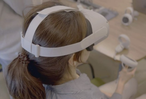뇌졸중 후 좁아진 시야를 개선해 주는 VR 기반 디지털 치료기기 시연 장면. 한국보건산업진흥원 제공