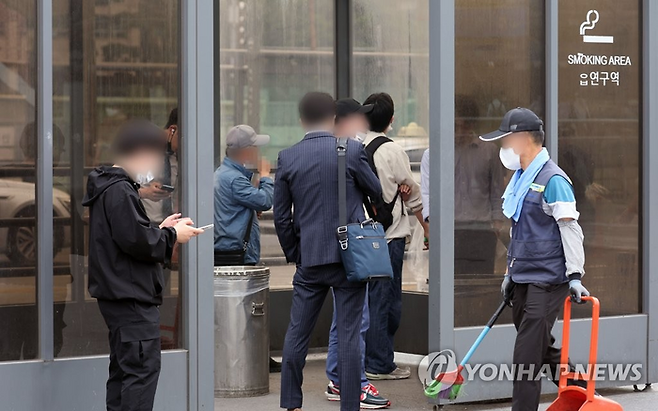 흡연하는 시민들. 사진은 특정 기사 내용과 상관없음. [사진 출처 = 연합뉴스]