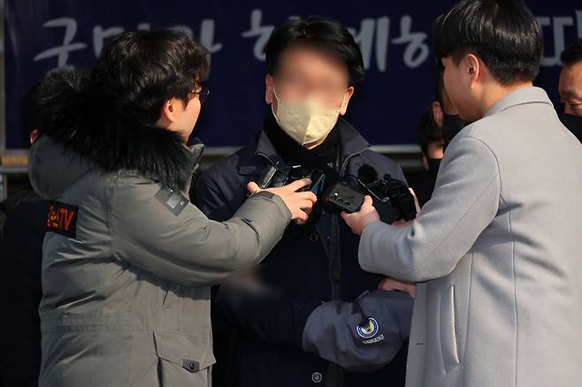 지난 1월 10일 이재명 대표를 흉기로 찌른 혐의를 받는 김모씨가 부산 연제경찰서에서 나와 검찰로 송치되고 있다. [출처 : 연합뉴스]