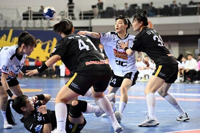 SK 강경민(오른쪽에서 두 번째)은 챔프전 MVP의 영예를 안았다. 사진=한국핸드볼연맹 제공