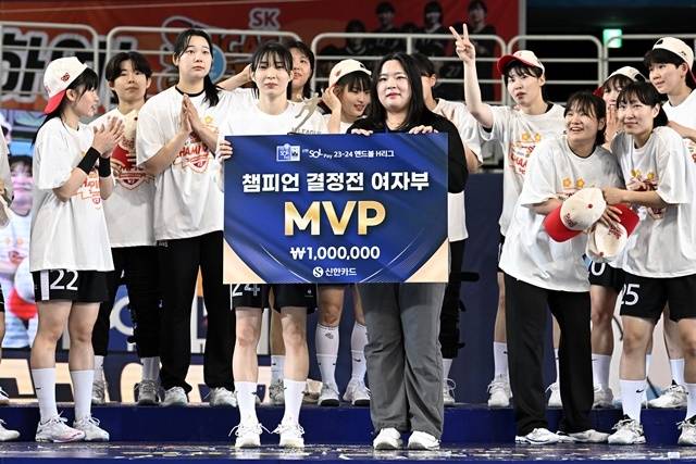 챔프전 MVP에 오른 SK 강경민. 사진=한국핸드볼연맹 제공