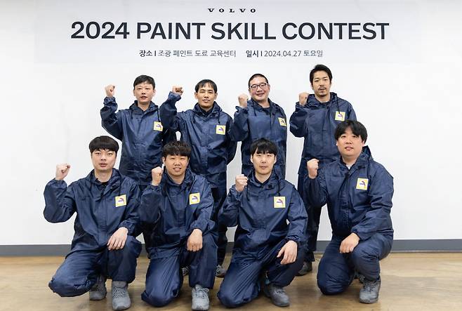 볼보자동차코리아, ‘2024 도장 기능 경진대회’(2024 Paint Skill Contest) 참가자들이 기념사진을 촬영하고 있다. [볼보자동차코리아 제공]