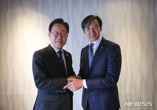 [서울=뉴시스] 이재명 더불어민주당 대표와 조국 조국혁신당 대표가 25일 만찬에서 정국 운영 방향 등을 논의했다. (사진=민주당 제공) 2024.04.25