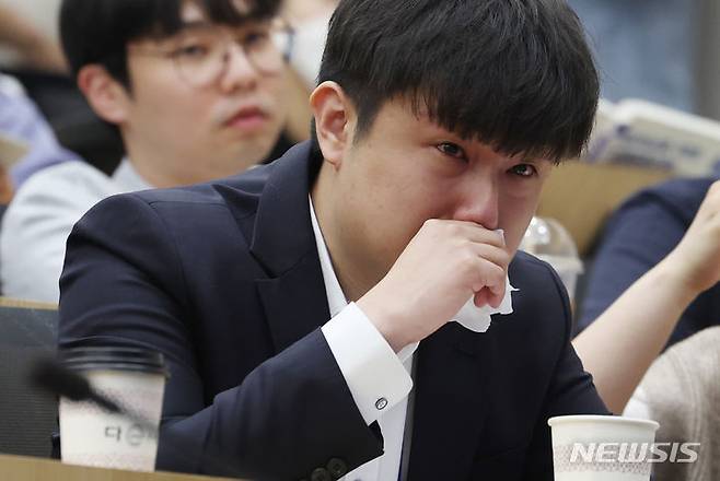 [서울=뉴시스] 김진아 기자 = 박재일 서울대병원 전공의 대표가 30일 오후 서울 종로구 서울대병원 제일제당홀에서 '대한민국 의료가 나아가야 할 길'을 주제로 열린 서울대학교 의과대학-서울대병원 교수협의회 비상대책위원회 긴급 심포지엄에서 의료대란에 대한 전공의의 관점에 대해 발표를 마친 뒤 눈물을 흘리고 있다. 2024.04.30. bluesoda@newsis.com