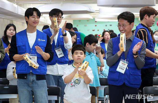[서울=뉴시스] 김혜진 기자 = 배우 정해인, 김윤상 기획재정부 2차관이 30일 오전 서울 종로구 국립서울맹학교에서 열린 제 17기 행복공감 봉사단 2차 봉사활동에서 공연을 관람하고 있다. 2024.04.30. jini@newsis.com