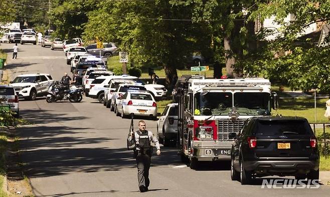 [AP/뉴시스] 29일 오후 미 노스캘로라이나주 샬롯트에서 영장집행 경찰관들이 범인의 총격을 받아 쓰러진 뒤 급파된 경찰 차량이 집을 에워싸고 있다