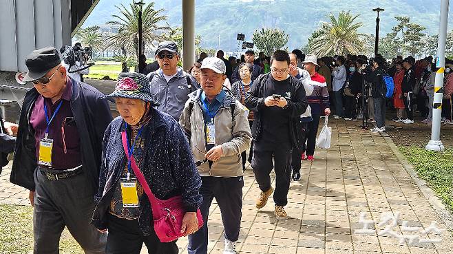 제주항에 도착한 중국인 단체 관광객. 고상현 기자