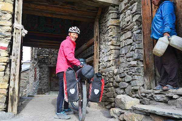 틸리초 베이스캠프(4,900m)와 토롱라로 가는 길이 나뉘어지는 곳을 지나는 필자.