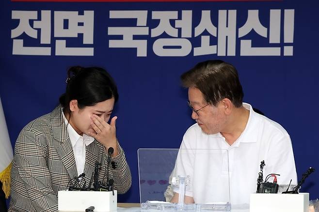 박지현 전 더불어민주당 공동비상대책위원장이 지난해 9월11일 서울 여의도 국회 본관 앞에 마련된 이재명 민주당 대표의 무기한 단식 투쟁 천막을 방문해 눈물을 흘리고 있다. 뉴스1