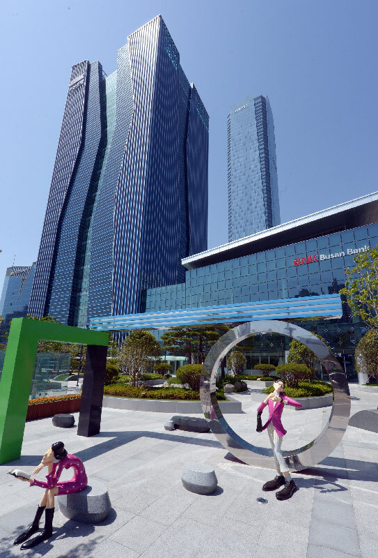 부산은행이 5년 중도상환 콜옵션이 부여된 한국형 녹색채권 1000억원을 연 4.37%의 금리로 발행했다. 사진은 부산은행 본점 전경이다. 부산은행 제공
