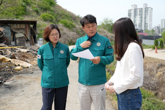 하남시의회 정병용·정혜영 의원이 25일 발생한 초이동 일원 화재와 관련하여 현장점검을 실시하고 있다.