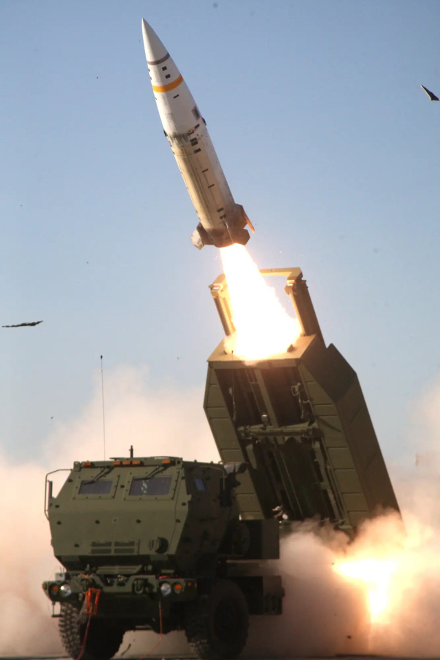 에이태큼스 미사일은 미국제 다연장 로켓 발사 체계인 하이마스(HIMARS·고기동성 포병 로켓 체계)의 트럭 장착 이동 발사대에서 발사할 수 있다. 사진 제공=미 국방부