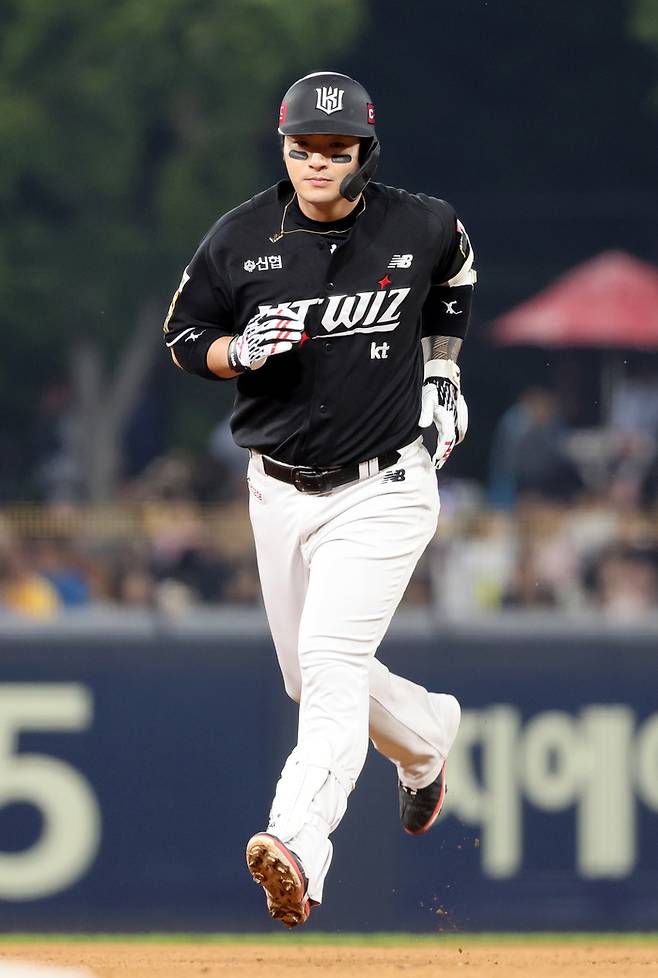 KT 박병호가 30일 광주 KIA전에서 시즌 첫 홈런을 친 뒤 그라운드를 돌고 있다. 연합뉴스