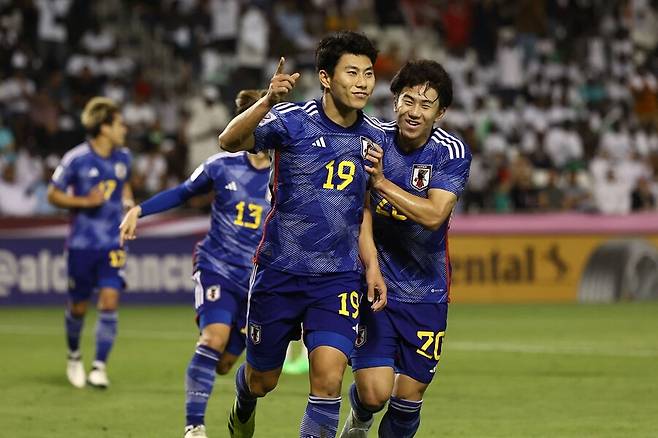 ▲ 30일 일본 23세 이하 축구대표팀이 이라크를 꺾고 2024 파리 하계 올림픽 진출에 성공했다. 카타르 도하에서 올림픽 아시아 최종예선을 겸해 치러진 2024 아시아축구연맹 U-23 아시안컵 준결승에서 전반에만 2골을 터뜨리면서 결승 티켓을 확보했다. 이번 대회 1~3위까지 올림픽 본선 직행이 가능한 만큼 일본은 결승전에서 패하더라도 파리행에 성공했다. 이로써 일본은 1996 애틀랜타 올림픽을 시작으로 8회 연속 본선 진출 기록을 이어갔다. 9회 연속 진출에서 멈춘 한국을 바짝 뒤쫓으면서 앞으로 올림픽 축구 역사를 새로 쓸 기회를 유지했다. 결승에 오른 일본은 5월 4일 우즈베키스탄과 우승을 놓고 맞붙는다. ⓒ 연합뉴스/AFP