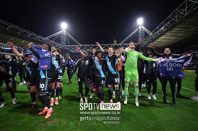 ▲ 레스터 시티는 30일(한국시간) 영국 프레스턴의 딥데일에서 열린 2023-24시즌 잉글랜드 챔피언십 45라운드에서 프레스턴 노스 엔드에 3-0 완승을 거뒀다. 이로써 레스터 시티는 31승4무10패(승점 97)로 잔여 경기와 상관없이 리그 우승을 차지했다. 2위 리즈 유나이티드와 3위 입스위치 타운은 각각 리그 1경기와 2경기를 남겨뒀지만, 전승을 거둬도 레스터 시티를 따라잡을 수 없다.