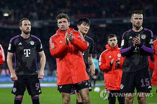 바이에른 뮌헨은 오는 5월 1일 오전 4시 독일 뮌헨에 위치한 알리안츠 아레나에서 레알 마드리드와 UEFA 챔피언스리그 준결승 1차전을 치른다. 경기를 앞두고 뮌헨을 이끄는 토마스 투헬 감독은 센터백 마테이스 더리흐트와 다요 우파메카노가 부상으로 인해 출전 여부를 정하지 못했다고 밝혔다. 센터백 2명이 부상을 입으면서 김민재는 레알과의 1차전 때 에릭 다이어와 함께 선발 센터백 조합으로 출전할 가능성이 생겼다. 연합뉴스