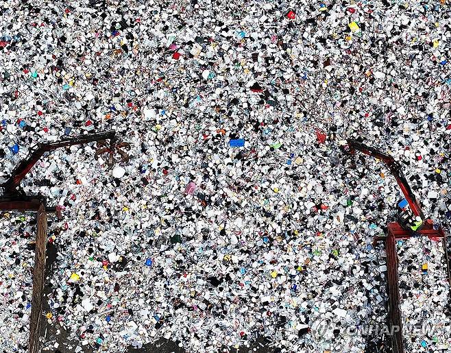 지난 22일 경기도 수원시자원순환센터에 플라스틱 재활용 쓰레기가 가득 쌓여 있다. [연합뉴스 자료사진]