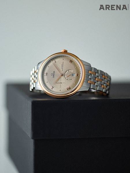 41mm 사이즈, 스테인리스와 세드나™ 골드 브레이슬릿, 태양광을 모티브로 한 스탬핑 랜덤 패턴의 돔형 PVD 리넨 다이얼, 마스터 크로노미터 인증, 긁힘에 강한 사파이어 크리스털 케이스백의 드 빌 프레스티지 1400만원대 오메가 제품.