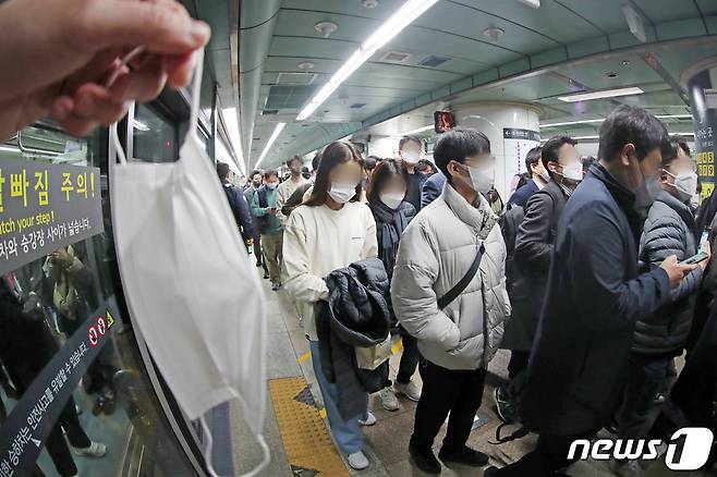 지하철·버스 등 대중교통에 대한 마스크 착용 의무 해제 첫날인 20일 서울 종로구 광화문역에서 대다수의 시민들이 마스크를 착용한 채 지하철을 이용하고 있다. (자료사진) 2023.3.20/뉴스1 ⓒ News1 조태형 기자