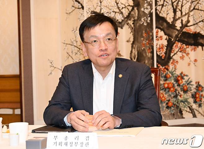 최상목 경제부총리 겸 기획재정부 장관이 지난 2월13일 오후 서울 종로구 정부서울청사에서 열린 역동경제 간담회에서 모두발언을 하고 있다. 이 자리에서 최 부총리는 각계 전문가들과 '한국의 사회이동성 현황 및 대응 방향'에 대해 논의했다. (기획재정부 제공) 2024.2.13/뉴스1