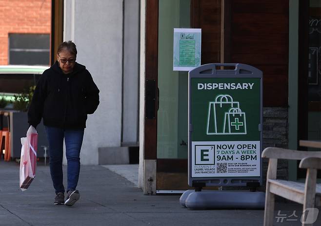 30일(현지시간) 한 행인이 미국 캘리포니아주 샌프란시스코의 대마초 약국 앞을 지나고 있다. 2024.04.30 ⓒ AFP=뉴스1 ⓒ News1 정지윤 기자