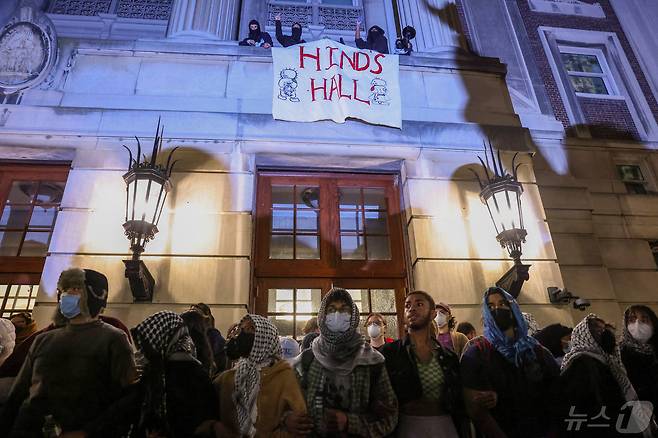 30일(현지시간) 미국 뉴욕 컬럼비아 대학교에서 친팔레스타인 시위가 열린 가운데 시위대가 건물을 검거했다. 2024.04.30. ⓒ 로이터=뉴스1 ⓒ News1 정윤영 기자