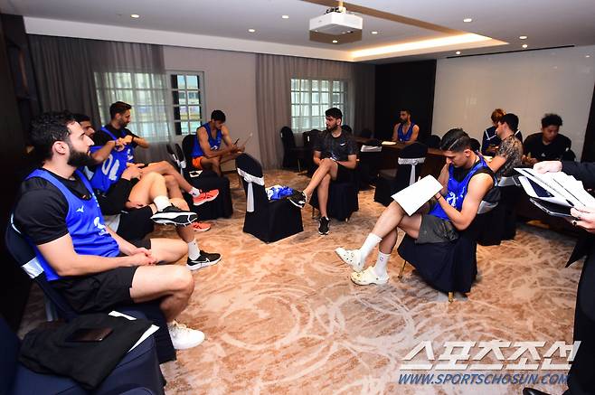 V-리그 남자부 아시아쿼터 트라이아웃에 참가한 선수들이 1일 메디컬 체크를 위해 대기하고 있다. 사진제공=KOVO