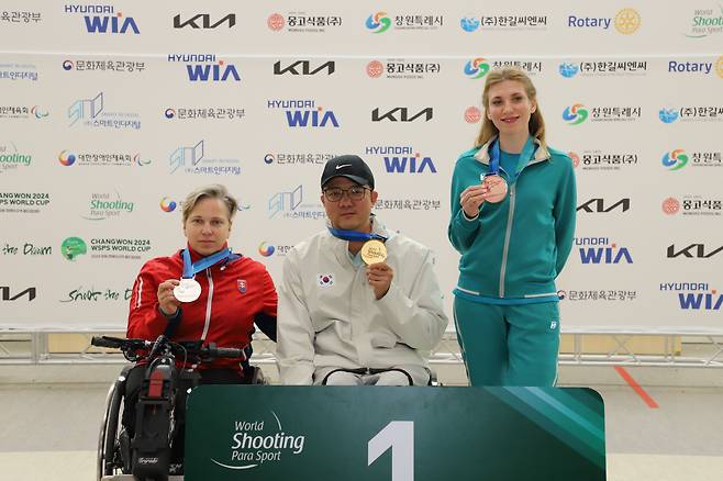 한국 장애인사격의 에이스 박진호(가운데)가 R6 종목에서 세계신기록으로 금메달을 수확했다. 대한장애인사격연맹 제공