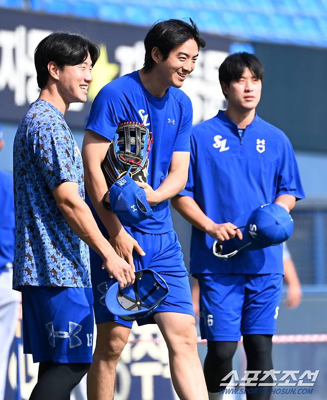 삼성 구자욱, 이성규, 강한울이 두산 김한수 코치에게 인사를 하고 있다.
