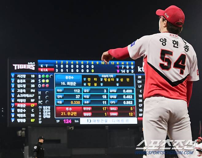 1일 광주 기아 챔피언스필드에서 열린 KT와 KIA의 경기. 9회에도 마운드에 오를 준비를 하는 양현종. 광주=정재근 기자 cjg@sportschosun.com/2024.5.1/