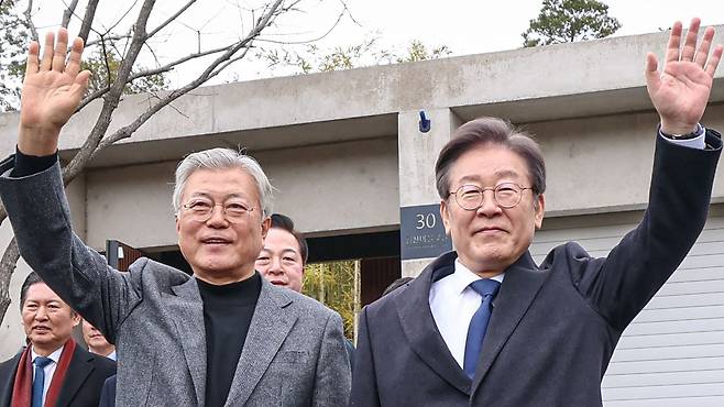 이재명 더불어민주당 대표가 지난 2월 4일 경남 양산시 하북면 평산마을 문재인 전 대통령 사저를 찾아 문 전 대통령과 함께 지지자들을 향해 손을 들어 인사하고 있다./더불어민주당